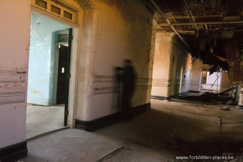 Hudson River State Hospital - (c) Forbidden Places - Sylvain Margaine - 20 -Trying to avoid the collapse