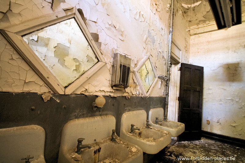 Hudson River State Hospital - (c) Forbidden Places - Sylvain Margaine - 25 - Washing room