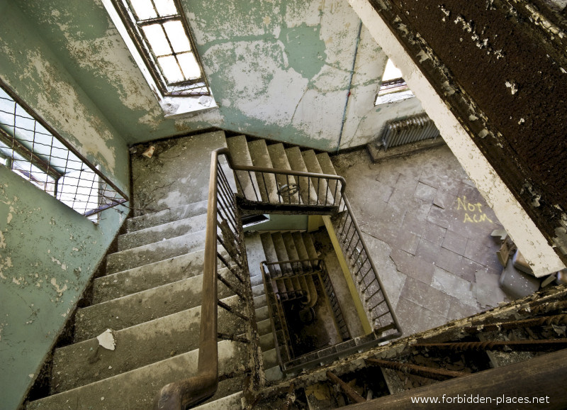 New Jersey State Hospital for the Insane - (c) Forbidden Places - Sylvain Margaine - 2- The stairway.