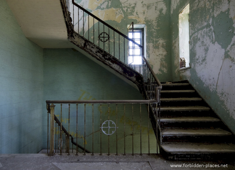 New Jersey State Hospital for the Insane - (c) Forbidden Places - Sylvain Margaine - 9 - Beautiful stairway.