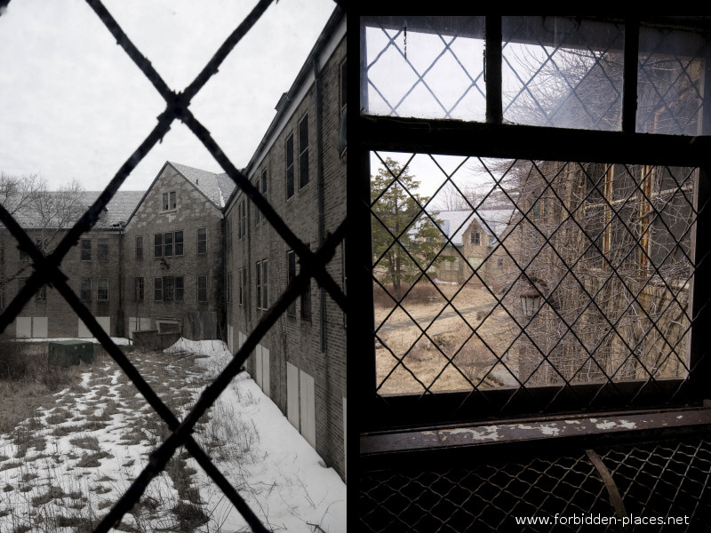 New Jersey State Hospital for the Insane - (c) Forbidden Places - Sylvain Margaine - 10 - A look outside, grey day in Greystone.