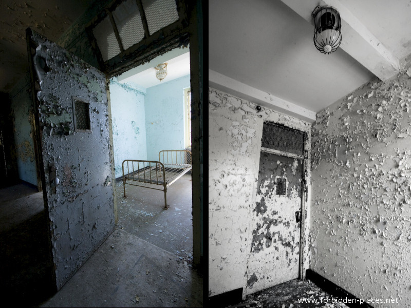 L'asile de Greystone - (c) Forbidden Places - Sylvain Margaine - 19 - Cellule d'isolement: lit vissé au sol, lampe grillagée.