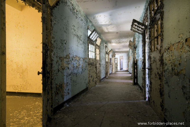 L'asile de Greystone - (c) Forbidden Places - Sylvain Margaine - 22 - Couloir coloré.