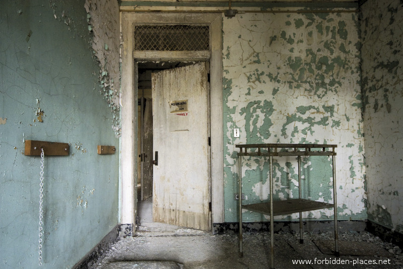 New Jersey State Hospital for the Insane - (c) Forbidden Places - Sylvain Margaine - 26 - The room with the chain.