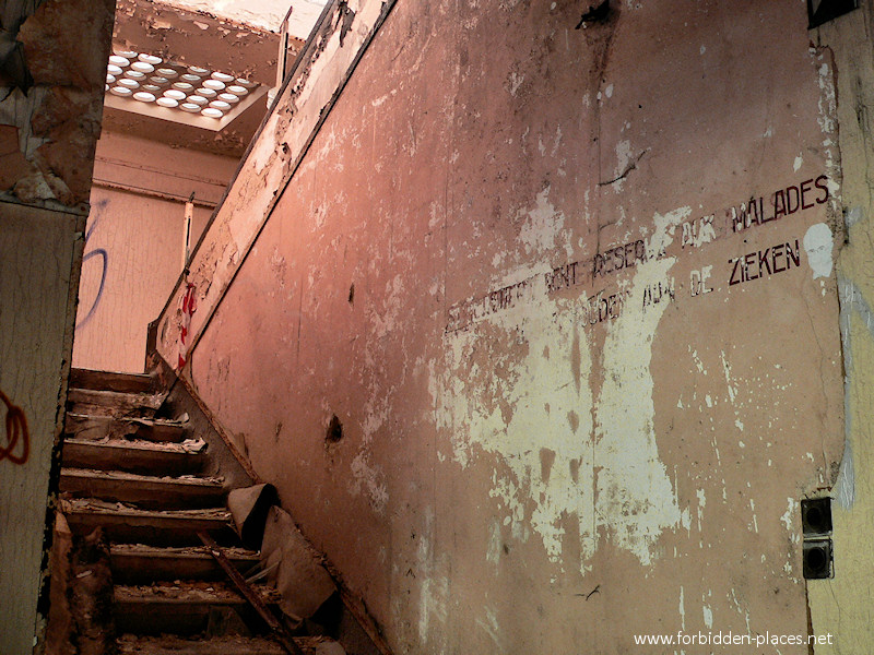 Le Sanatorium Joseph Lemaire - (c) Forbidden Places - Sylvain Margaine - 9 - On peut encore lire 'Strictement réservé aux malades', en français et en néerlandais.