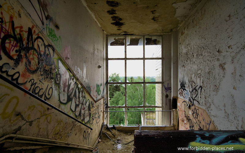 Joseph Lemaire's Sanatorium - (c) Forbidden Places - Sylvain Margaine - 11 - Stairway.