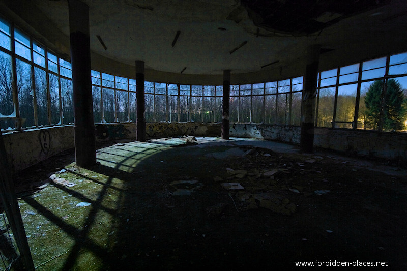 El Sanatorio Joseph Lemaire - (c) Forbidden Places - Sylvain Margaine - 1- Dayroom, at night...