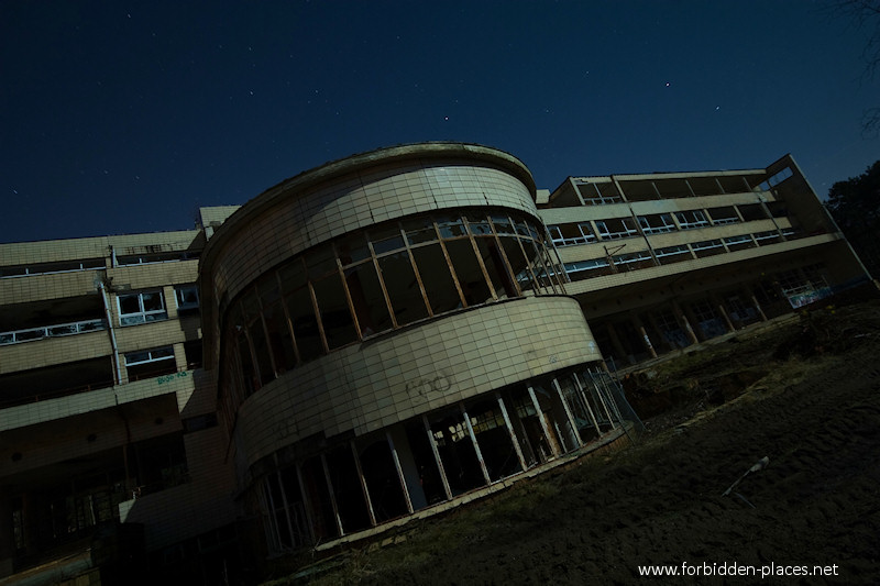 Joseph Lemaire's Sanatorium - (c) Forbidden Places - Sylvain Margaine - 2- The same room, seen from outside.