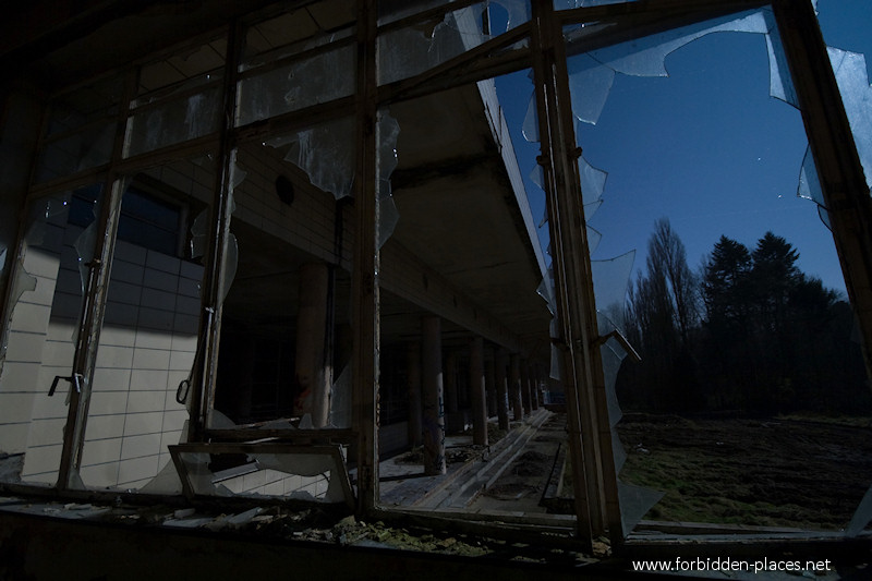 Le Sanatorium Joseph Lemaire - (c) Forbidden Places - Sylvain Margaine - 14 - Vue sur le jardin.