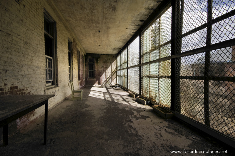 Norwich Insane Asylum - (c) Forbidden Places - Sylvain Margaine - 11 - Terrasse.