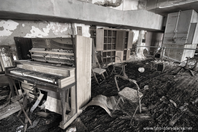 Norwich Insane Asylum - (c) Forbidden Places - Sylvain Margaine - 12 - Entertainment room.