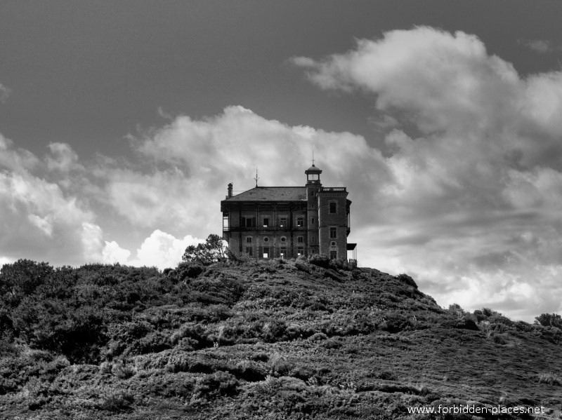 The Castle of Ilbarritz - (c) Forbidden Places - Sylvain Margaine - 1- Welcome. The castle can be seen from a distance, on the heights of Ilbaritz.