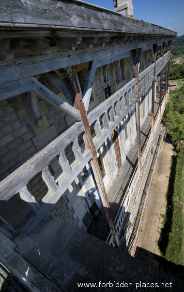 The Castle of Ilbarritz - (c) Forbidden Places - Sylvain Margaine - 7 - the exposed vertical girders go from the cellars to the attic.