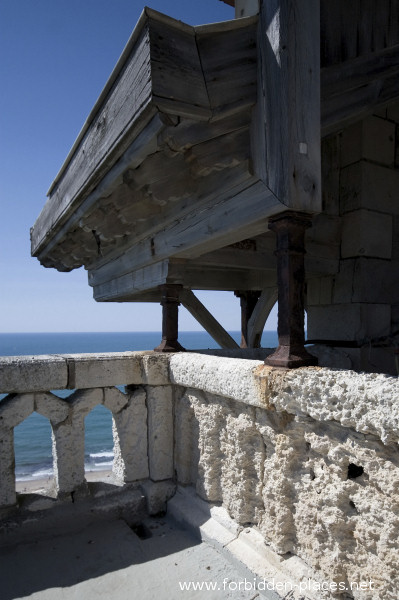 The Castle of Ilbarritz - (c) Forbidden Places - Sylvain Margaine - 8 - The parapet eroded by the sea.