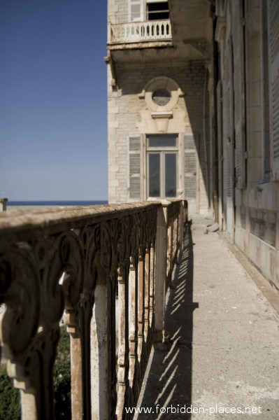 Le Château d'Ilbarritz - (c) Forbidden Places - Sylvain Margaine - 14 - Rampe.