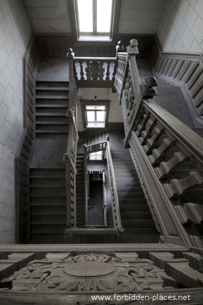 Le Château d'Ilbarritz - (c) Forbidden Places - Sylvain Margaine - 1- L'escalier monumental. En bois, pour des raisons d'accoustique.