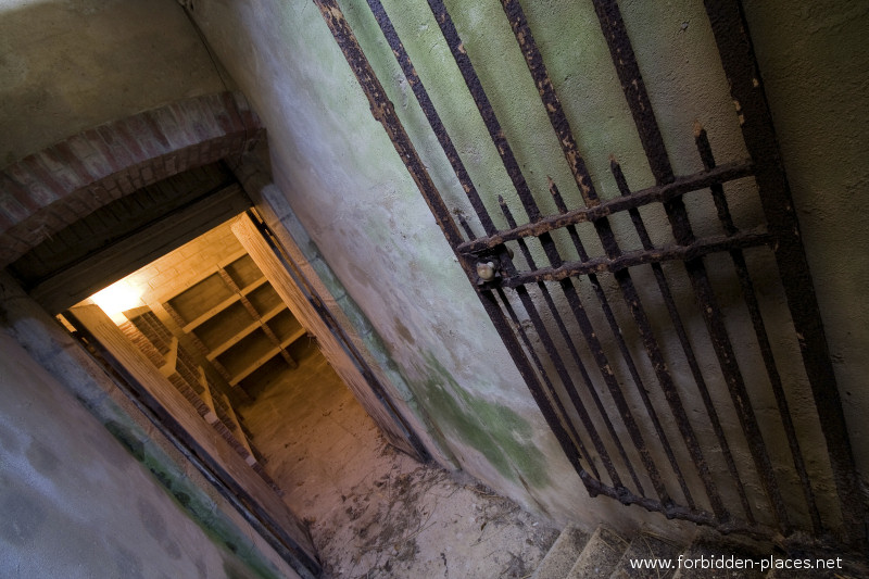 El Castillo de Ilbarritz - (c) Forbidden Places - Sylvain Margaine - 4- entrance of the wine cellar.