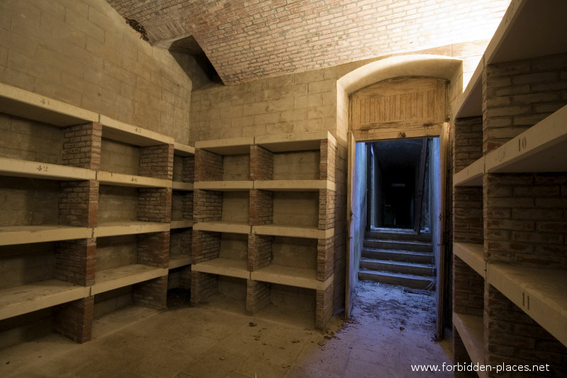 El Castillo de Ilbarritz - (c) Forbidden Places - Sylvain Margaine - 5- Inside the very-well preserved wine cellar.