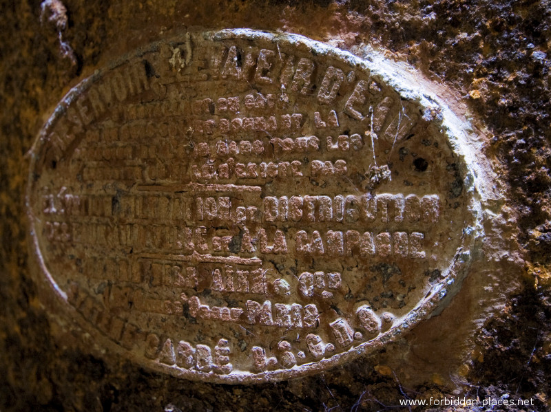 Le Château d'Ilbarritz - (c) Forbidden Places - Sylvain Margaine - 9 - Plaque sur la pompe de la citerne: Réservoir Elevateur d'Eau.