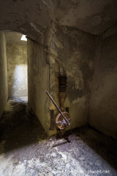 Le Château d'Ilbarritz - (c) Forbidden Places - Sylvain Margaine - 10 - Une vanne. Ce système avant gardiste, en sous-sol au fond du jardon, récupérait et filtrait l'eau de pluie qui était utilisée dans le château.