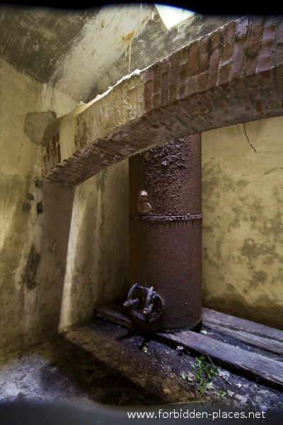 El Castillo de Ilbarritz - (c) Forbidden Places - Sylvain Margaine - 11 - The pump and the aqueduct.