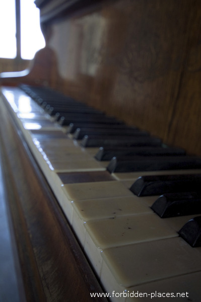 The Castle of Ilbarritz - (c) Forbidden Places - Sylvain Margaine - 13 - One of the many keyboards.