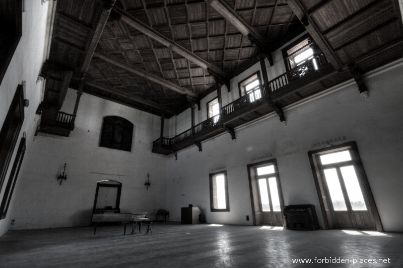 Le Château d'Ilbarritz - (c) Forbidden Places - Sylvain Margaine - 17 - La grande salle, avec son plafond magnifique.