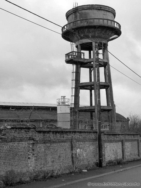 Charbonnages du Gouffre - (c) Forbidden Places - Sylvain Margaine - A proximité, un château d'eau.