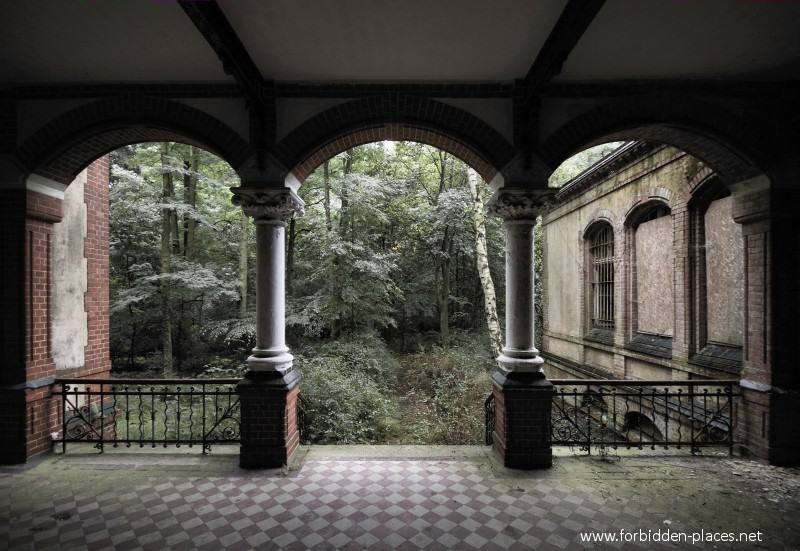 Beelitz-Heilstätten Sanatorium - (c) Forbidden Places - Sylvain Margaine - 1- Welcome. At least 10 buildings are built following the same plans, with a covered terrasse...