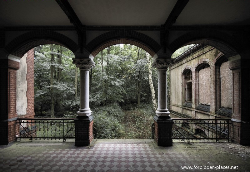 El Sanatorio de Beelitz-Heilstätten  - (c) Forbidden Places - Sylvain Margaine - 1- Welcome. At least 10 buildings are built following the same plans, with a covered terrasse...