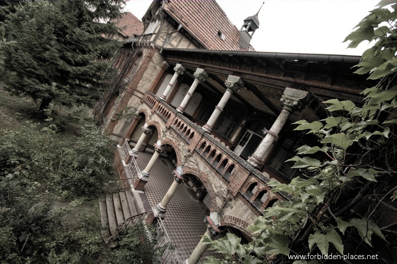 El Sanatorio de Beelitz-Heilstätten  - (c) Forbidden Places - Sylvain Margaine - 2- The same terrasse, seen from outside.