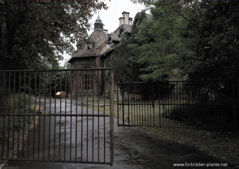 Le Sanatorium de Beelitz-Heilstätten - (c) Forbidden Places - Sylvain Margaine - 4- Au fond, le bâtiment des cuisines.