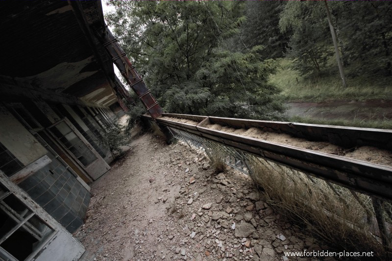 Beelitz-Heilstätten Sanatorium - (c) Forbidden Places - Sylvain Margaine - 6- A decayed balcony.