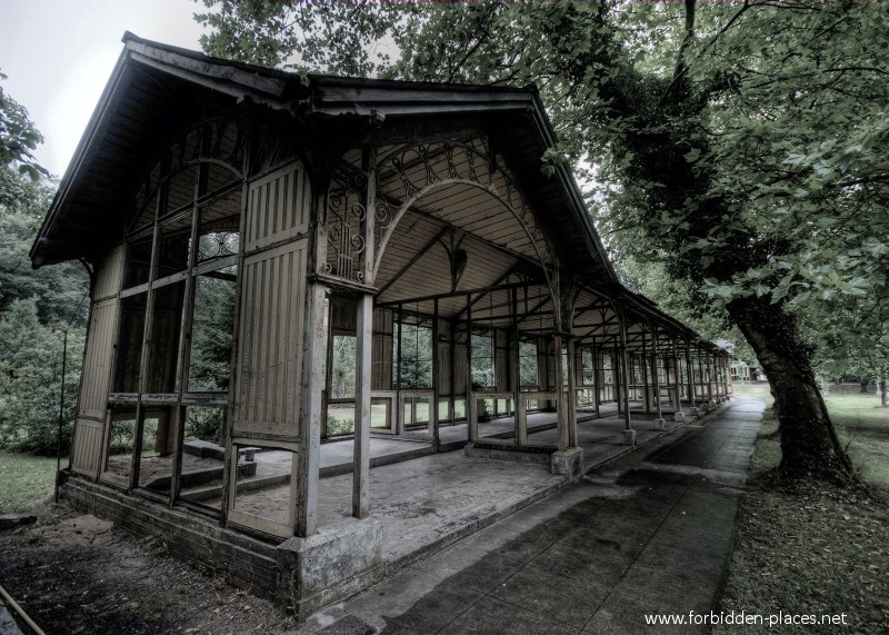 Beelitz-Heilstätten Sanatorium - (c) Forbidden Places - Sylvain Margaine - 7 - The outside covered pathways, allowing the patients to breath fresh air.