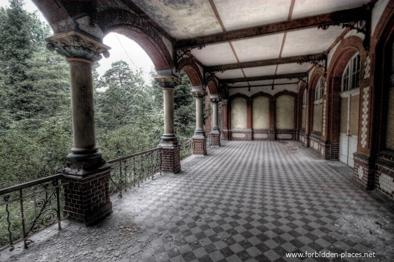 Beelitz-Heilstätten Sanatorium - (c) Forbidden Places - Sylvain Margaine - 8 - Another terrasse.