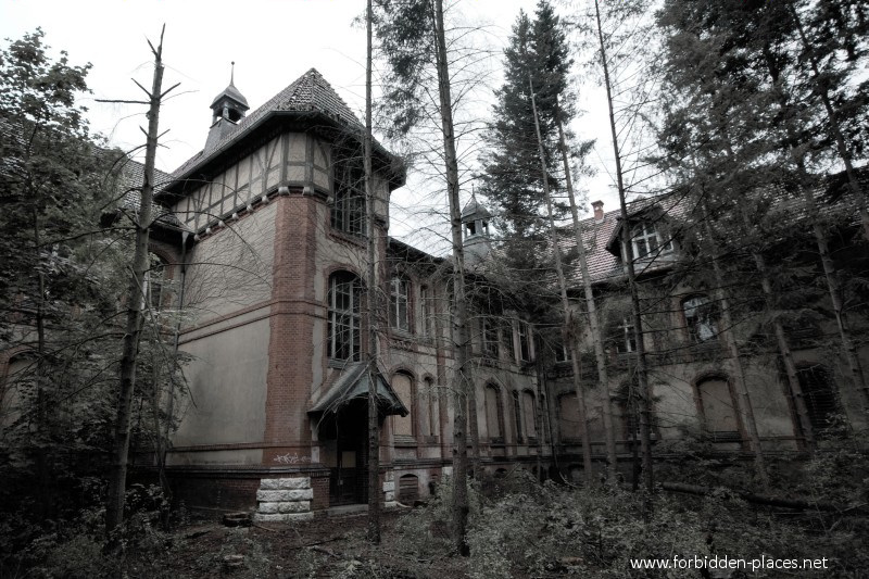 Beelitz-Heilstätten Sanatorium - (c) Forbidden Places - Sylvain Margaine - 9 - Sanatorium built in U-shape.