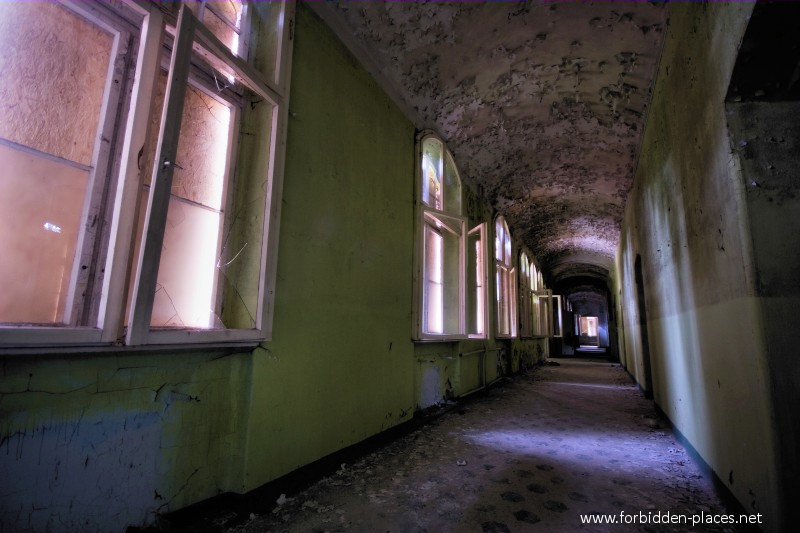 El Sanatorio de Beelitz-Heilstätten  - (c) Forbidden Places - Sylvain Margaine - 2- The psychedelic corridor.