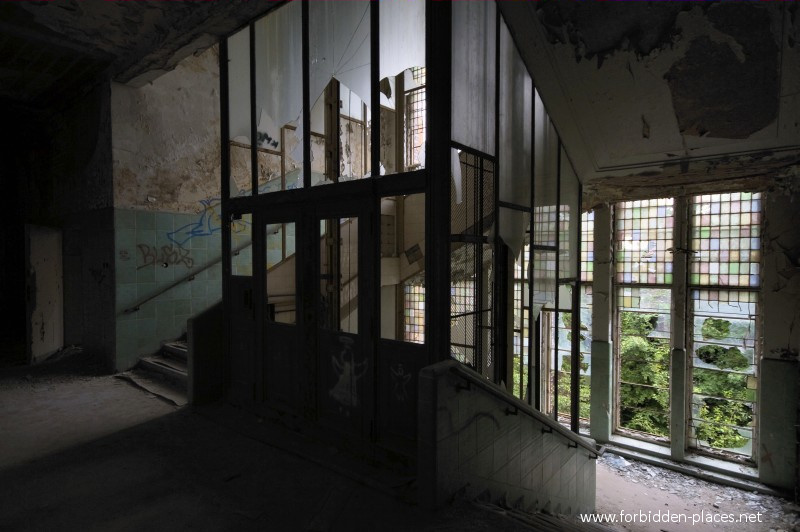El Sanatorio de Beelitz-Heilstätten  - (c) Forbidden Places - Sylvain Margaine - 4- The stained glasses and the abandoned elevator.