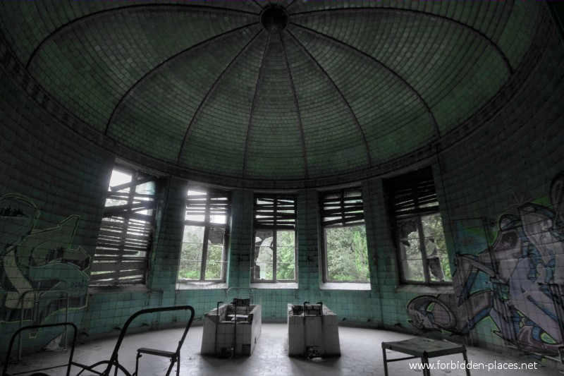 Le Sanatorium de Beelitz-Heilstätten - (c) Forbidden Places - Sylvain Margaine - 10 - Baignoires jumelles.