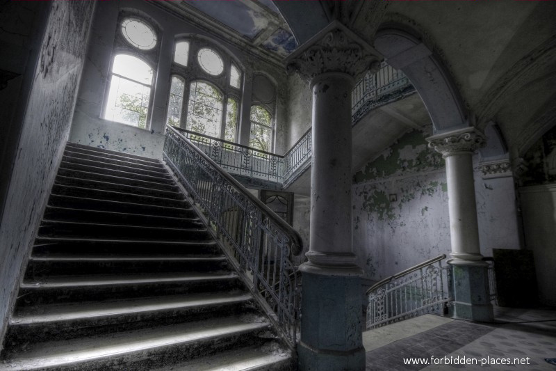 El Sanatorio de Beelitz-Heilstätten  - (c) Forbidden Places - Sylvain Margaine - 11 - One more stairway.
