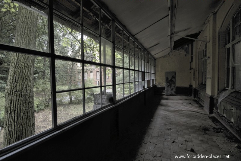 El Sanatorio de Beelitz-Heilstätten  - (c) Forbidden Places - Sylvain Margaine - 12 - Covered terrasse.