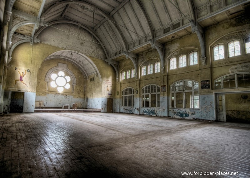 Beelitz-Heilstätten Sanatorium - (c) Forbidden Places - Sylvain Margaine - 13 - The sports hall.