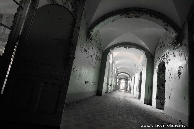El Sanatorio de Beelitz-Heilstätten  - (c) Forbidden Places - Sylvain Margaine - 18 - One more corridor.