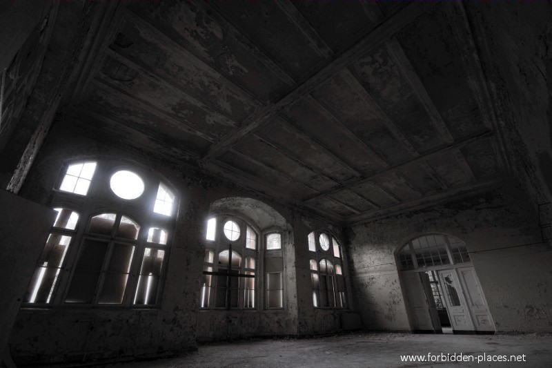 Le Sanatorium de Beelitz-Heilstätten - (c) Forbidden Places - Sylvain Margaine - 19 - Grande salle non identifiée.