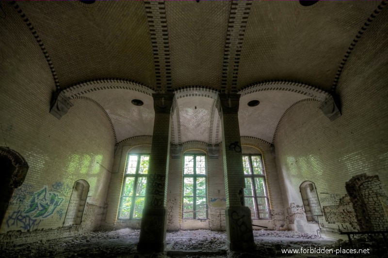 Beelitz-Heilstätten Sanatorium - (c) Forbidden Places - Sylvain Margaine - 22 - Huge, but why?.