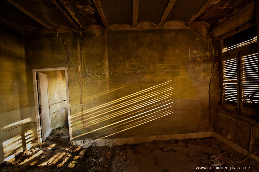 El Sanatorio De La Sabinosa - (c) Forbidden Places - Sylvain Margaine - 5- Sunbeams.