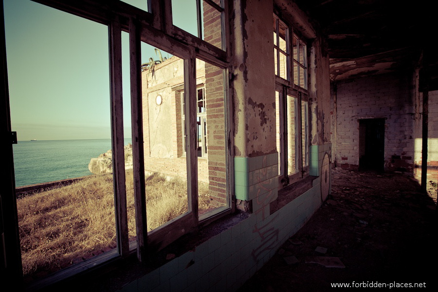 El Sanatorio De La Sabinosa - (c) Forbidden Places - Sylvain Margaine - 7 - A room with a view.