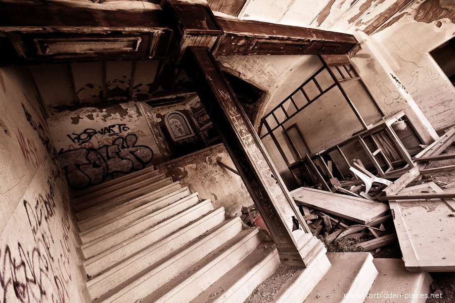 Sabinosa's Sanatorium - (c) Forbidden Places - Sylvain Margaine - 13 - The trashed stairway.