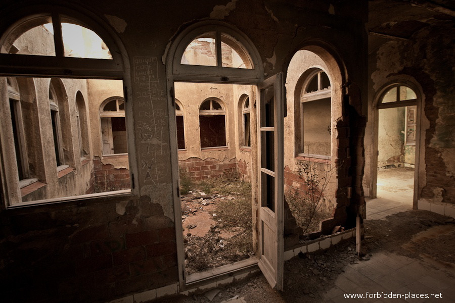 Sabinosa's Sanatorium - (c) Forbidden Places - Sylvain Margaine - 14 - Little patio.