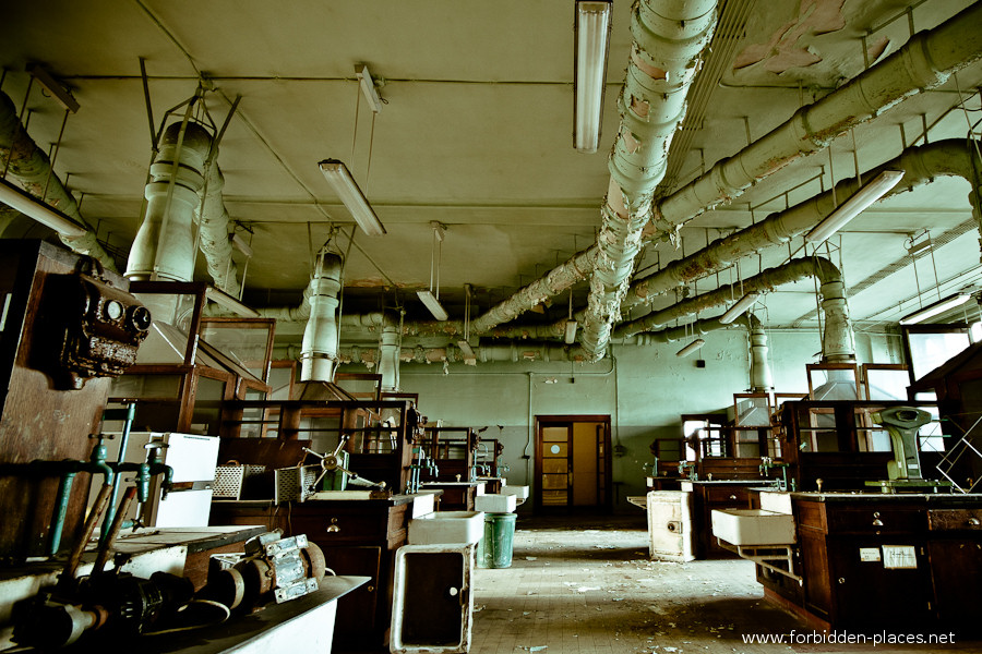 Val Benoît's University - (c) Forbidden Places - Sylvain Margaine - 3- The labs.